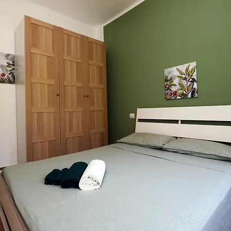 Апартаменты 5 Mins To The Beach, Cozy