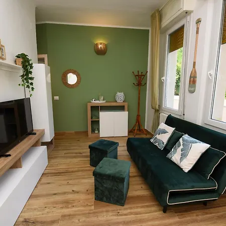 5 Mins To The Beach, Cozy *