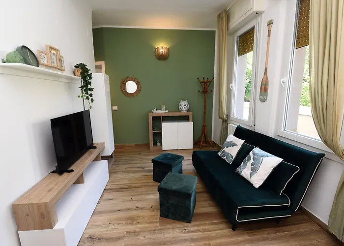 Апартаменты 5 Mins To The Beach, Cozy