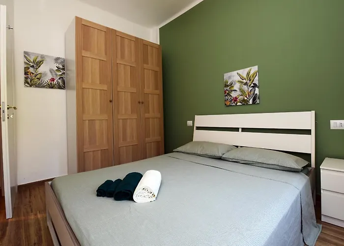 Апартаменты 5 Mins To The Beach, Cozy