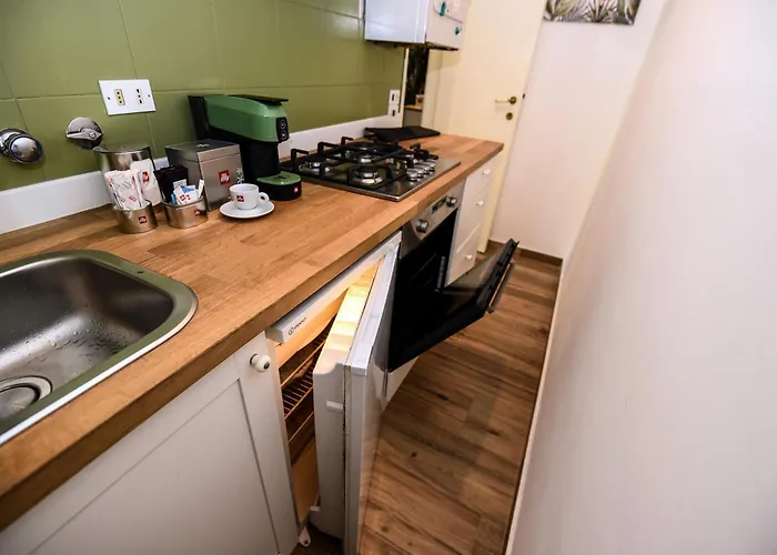 5 Mins To The Beach, Cozy