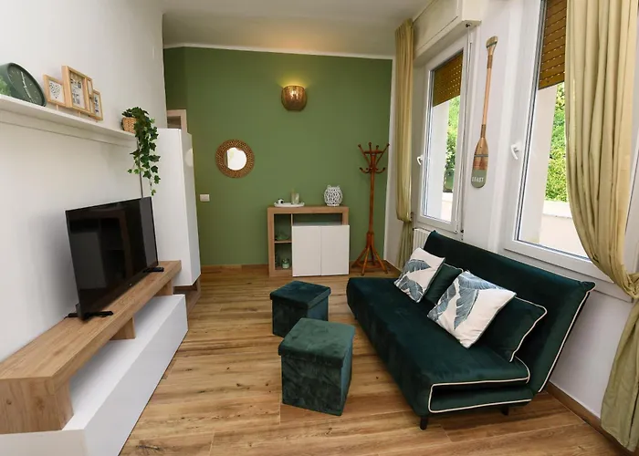 5 Mins To The Beach, Cozy *