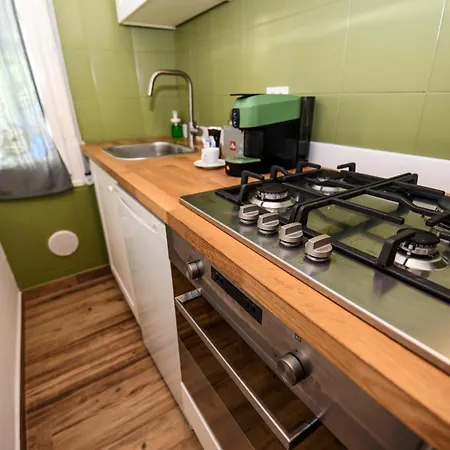 5 Mins To The Beach, Cozy Appartement