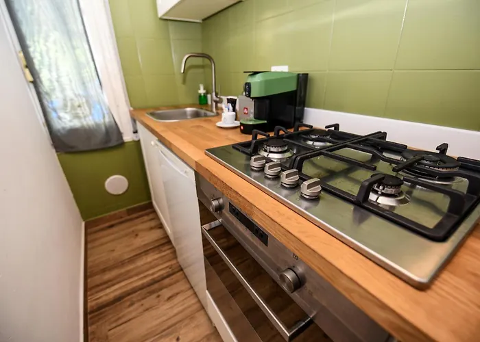 5 Mins To The Beach, Cozy Apartment